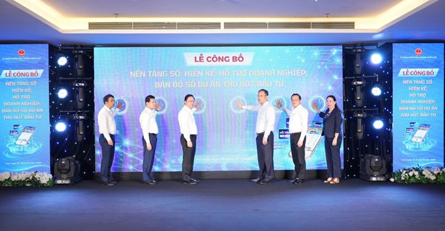 L&atilde;nh đạo th&agrave;nh phố Huế thực hiện nghi thức c&ocirc;ng bố, đưa v&agrave;o khai th&aacute;c ba nền tảng số tr&ecirc;n Hue-S