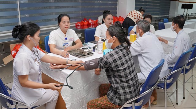 Người cao tuổi v&agrave; th&acirc;n nh&acirc;n được thăm kh&aacute;m, kiểm tra đường huyết, kh&aacute;m mắt v&agrave; tư vấn sức khỏe tại Bệnh viện Trung ương Huế