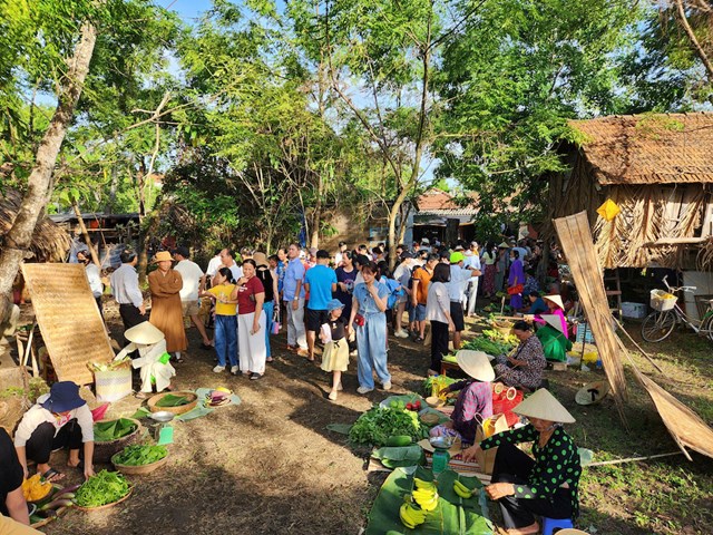 Kh&ocirc;ng gian phi&ecirc;n chơ qu&ecirc; Kim Bồng.