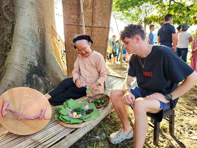 Những năm gần đ&acirc;y, c&ugrave;ng với sự ph&aacute;t triển của du lịch Hội An, chợ qu&ecirc; Kim Bồng trở th&agrave;nh điểm đến hấp dẫn của du kh&aacute;ch trong v&agrave; ngo&agrave;i nước.