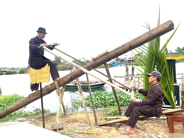 C&aacute;c nghệ nh&acirc;n L&agrave;ng mộc Kim Bồng tr&igrave;nh diễn nghề mộc tại một g&oacute;c của phi&ecirc;n chợ qu&ecirc; Kim Bồng.