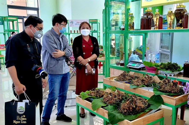 Phi&ecirc;n chợ S&acirc;m Ngọc Linh được tổ chức định kỳ từ ng&agrave;y 1 đến 3 h&agrave;ng th&aacute;ng tại x&atilde; Nam Tr&agrave; My (th&agrave;nh phố Đ&agrave; Nẵng).