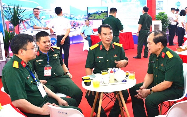 Thượng t&aacute; L&ecirc; Trung Th&agrave;nh - Gi&aacute;m đốc C&ocirc;ng ty c&agrave; ph&ecirc; 15 (thứ 2 b&ecirc;n phải) giới thiệu sản phẩm Sen CF15 Coffee - một sản phẩm mới, d&ograve;ng c&agrave; ph&ecirc; hữu cơ cao cấp được lựa chọn từ những hạt Robusta ch&iacute;n mọng, canh t&aacute;c v&agrave; chăm s&oacute;c theo ti&ecirc;u chuẩn organic nghi&ecirc;m ngặt.