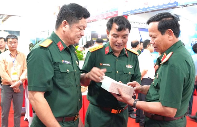Thượng t&aacute; L&ecirc; Trung Th&agrave;nh (người đứng giữa) giới thiệu với Thiếu tướng Hứa Văn Tưởng - Ph&oacute; Tư lệnh Qu&acirc;n khu 5 về sản phẩm Sen CF15 Coffee.