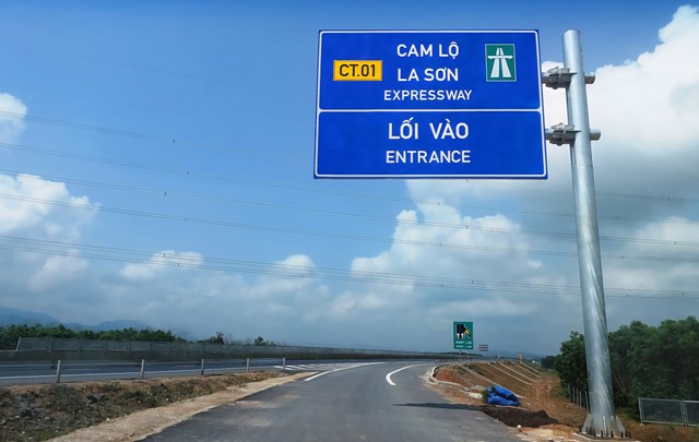 Cảnh b&aacute;o nguy cơ mất an to&agrave;n giao th&ocirc;ng tr&ecirc;n tuyến cao tốc Cam Lộ - La Sơn