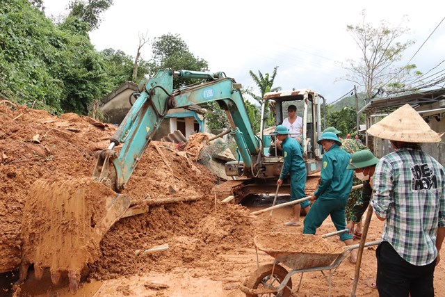 LLVT tỉnh Thừa Thi&ecirc;n Huế v&agrave; b&agrave; con nh&acirc;n d&acirc;n đang dọn dẹp m&ocirc;i trường