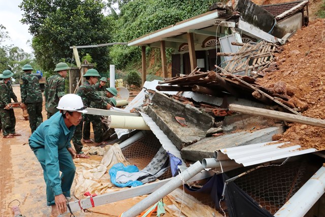 Thừa Thi&#234;n Huế: Lực lượng vũ trang gi&#250;p d&#226;n khắc phục cơn b&#227;o số 5 - Ảnh 1