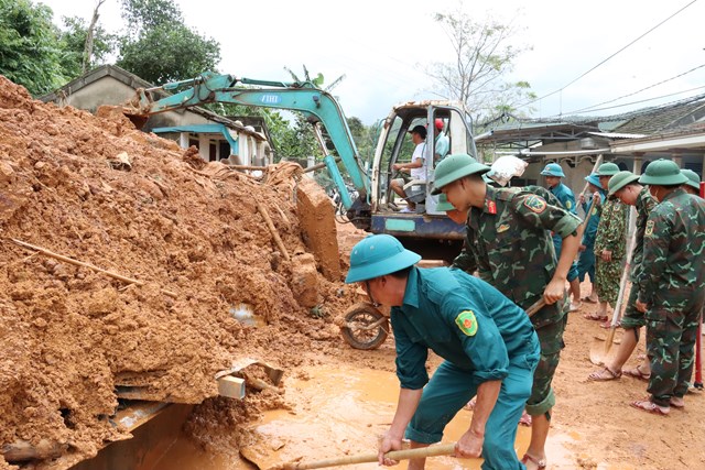 Thừa Thi&#234;n Huế: Lực lượng vũ trang gi&#250;p d&#226;n khắc phục cơn b&#227;o số 5 - Ảnh 3