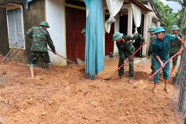 Thừa Thi&#234;n Huế: Lực lượng vũ trang gi&#250;p d&#226;n khắc phục cơn b&#227;o số 5 - Ảnh 5