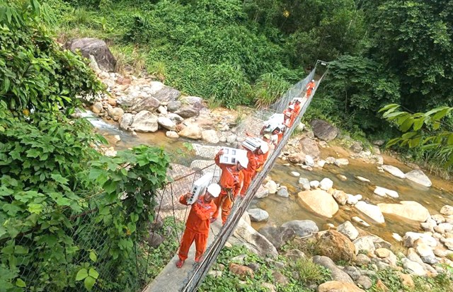 Ng&agrave;nh điện lực nỗ lực c&ugrave;ng ch&iacute;nh quyền x&atilde; Tr&agrave; Tập đưa điện về c&aacute;c th&ocirc;n, l&agrave;ng tr&ecirc;n địa b&agrave;n x&atilde;.