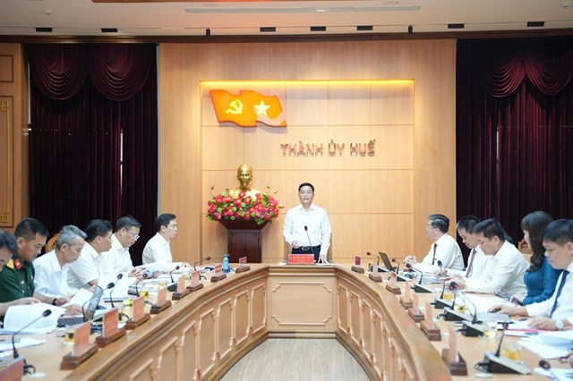 B&iacute; thư Th&agrave;nh ủy Nguyễn Đ&igrave;nh Trung chủ tr&igrave; buổi l&agrave;m việc với Ban Thường vụ Đảng ủy Đại học Huế