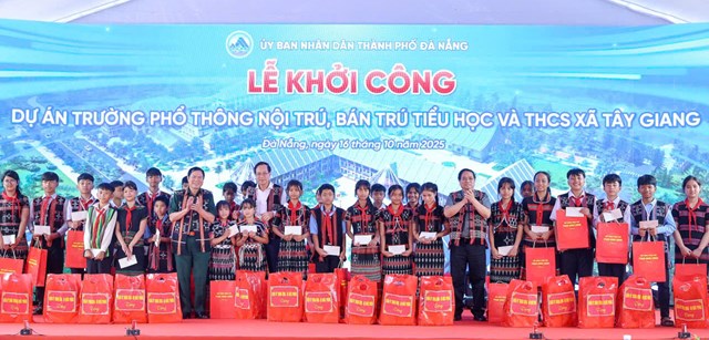 Thủ tướng Phạm Minh Ch&iacute;nh trao qu&agrave; cho c&aacute;c học sinh vượt kh&oacute; học giỏi.