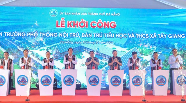 Thủ tướng Phạm Minh Ch&iacute;nh c&ugrave;ng&nbsp;l&atilde;nh đạo c&aacute;c bộ, ng&agrave;nh Trung ương, th&agrave;nh phố Đ&agrave; Nẵng, Qu&acirc;n khu 5 v&agrave; x&atilde; T&acirc;y Giang thực hiện nghi thức khởi c&ocirc;ng c&ocirc;ng tr&igrave;nh.