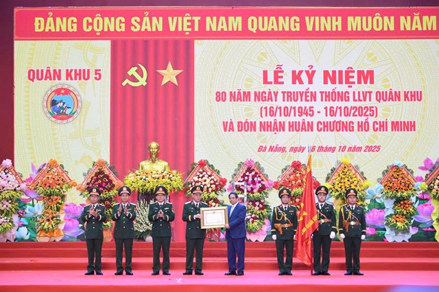 Thay mặt l&atilde;nh đạo Đảng, Nh&agrave; nước, Thủ tướng Phạm Minh Ch&iacute;nh tr&acirc;n trọng trao tặng Hu&acirc;n chương Hồ Ch&iacute; Minh cho LLVT Qu&acirc;n khu 5.