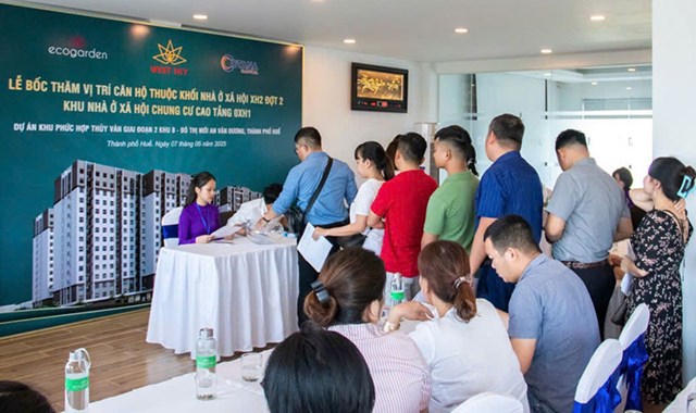 Kh&aacute;ch h&agrave;ng bốc thăm mua NOXH ở Huế