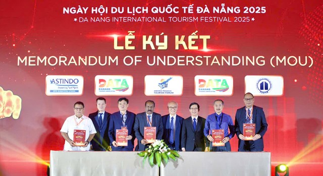 Đại diện c&aacute;c đối t&aacute;c tham gia Ng&agrave;y hội k&yacute; kết c&aacute;c thỏa thuận hợp t&aacute;c,&nbsp;mở rộng mạng lưới kinh doanh về du lịch.