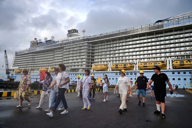 T&agrave;u Ovation of the Seas cập cảng Ch&acirc;n M&acirc;y s&aacute;ng 17/10