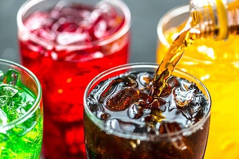 Cả nước ngọt th&ocirc;ng thường v&agrave; nước ngọt ăn ki&ecirc;ng đều ảnh hưởng xấu đến sức khỏe răng miệng