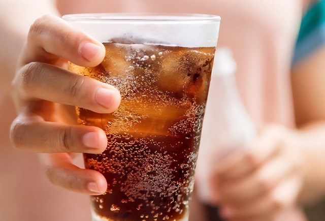 C&aacute;c chuy&ecirc;n gia y tế cảnh b&aacute;o, việc ti&ecirc;u thụ nước ngọt thường xuy&ecirc;n kh&ocirc;ng chỉ g&oacute;p phần tăng c&acirc;n m&agrave; c&ograve;n l&agrave;m gia tăng nguy cơ mắc bệnh tiểu đường, tim mạch, s&acirc;u răng v&agrave; l&atilde;o h&oacute;a sớm. (Ảnh: minh họa IT)