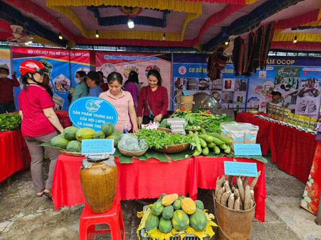 Rượu gh&egrave;, l&uacute;a rẫy (sản phẩm đặc trưng của x&atilde; Canh Thuận)