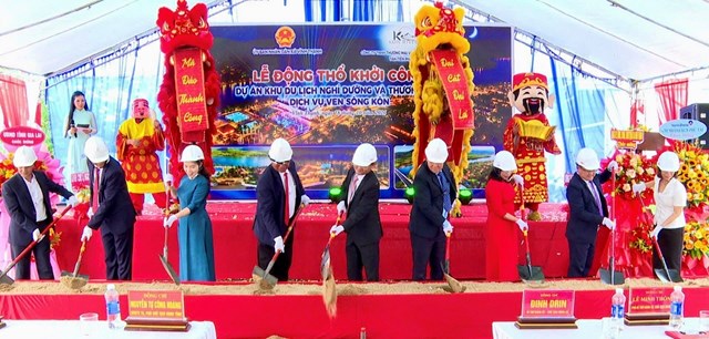 C&aacute;c đại biểu thực hiện nghi thức khởi c&ocirc;ng Dự &aacute;n Khu du lịch nghỉ dưỡng v&agrave; thương mại, dịch vụ ven s&ocirc;ng K&ocirc;n tại x&atilde; Vĩnh Thạnh, tỉnh Gia Lai