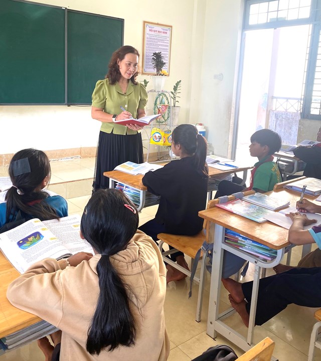 C&ocirc; gi&aacute;o Nguyễn Thị Nhung tận t&acirc;m chăm ch&uacute;t cho từng tiết học.