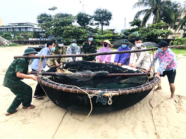 C&aacute;c lực lượng gi&uacute;p ngư d&acirc;n đưa phương tiện đ&aacute;nh bắt tr&ecirc;n biển l&ecirc;n bờ để tr&aacute;nh b&atilde;o.