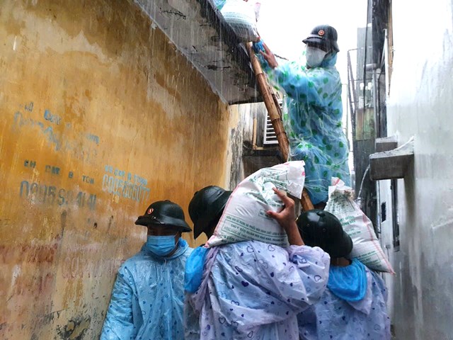 Việc chằng chống nh&agrave; cửa cho d&acirc;n tại c&aacute;c địa b&agrave;n xung yếu đang được triển khai khẩn cấp.