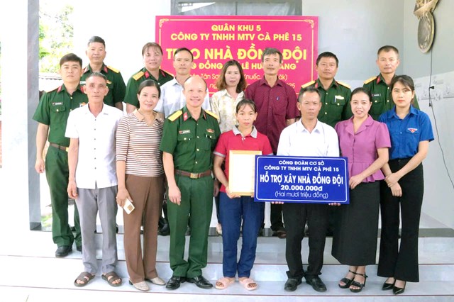 Trong nửa đầu năm 2025, C&ocirc;ng ty c&agrave; ph&ecirc; 15 đ&atilde; x&acirc;y dựng 21 căn nh&agrave; t&igrave;nh nghĩa, mỗi căn trị gi&aacute; 80 triệu đồng.