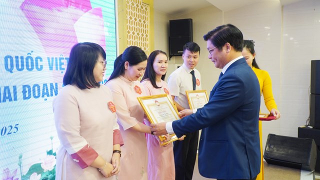 L&atilde;nh đạo th&agrave;nh phố trao bằng khen tuy&ecirc;n dương c&aacute;c c&aacute; nh&acirc;n điển h&igrave;nh ti&ecirc;n tiến giai đoạn (2020-2025)