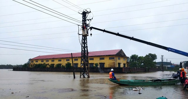 Mưa lũ g&acirc;y ngập lụt ảnh hưởng đến lưới điện (ảnh minh họa)