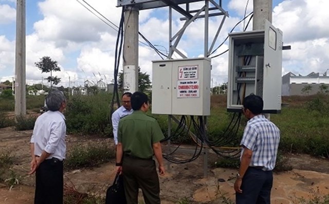 Kiểm tra hệ thống thiết bị điện sau mưa b&atilde;o (ảnh minh họa)