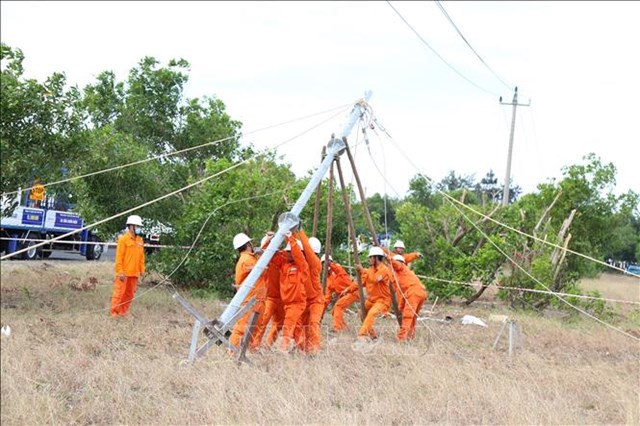 C&ocirc;ng nh&acirc;n điện lực tại miền Trung- T&acirc;y Nguy&ecirc;n khắc phục hậu quả mưa b&atilde;o l&agrave;m hư hỏng hệ thống lưới điện (ảnh minh họa)