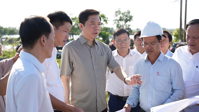 Đo&agrave;n c&ocirc;ng t&aacute;c khảo s&aacute;t thực tế c&ocirc;ng tr&igrave;nh ti&ecirc;u tho&aacute;t lũ, đ&aacute;nh gi&aacute; t&igrave;nh h&igrave;nh triển khai c&aacute;c giải ph&aacute;p ph&ograve;ng, chống ngập lụt tại khu vực ph&iacute;a Bắc th&agrave;nh phố Huế