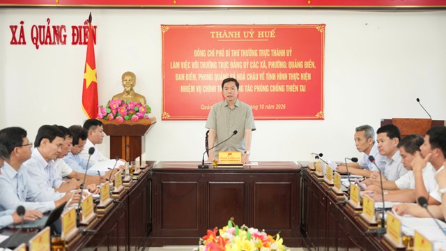 Ph&oacute; B&iacute; thư Thường trực Th&agrave;nh ủy Huế Trịnh Mạnh Linh chủ tr&igrave; buổi l&agrave;m việc với l&atilde;nh đạo c&aacute;c x&atilde; Quảng Điền, Đan Điền v&agrave; phường Phong Quảng, H&oacute;a Ch&acirc;u về định hướng ph&aacute;t triển kinh tế - x&atilde; hội v&agrave; c&ocirc;ng t&aacute;c ph&ograve;ng, chống thi&ecirc;n tai