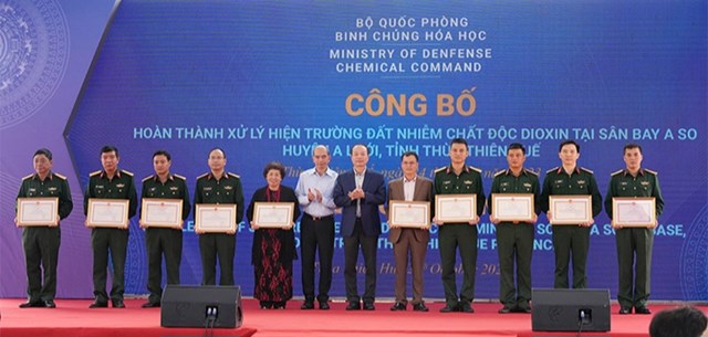 Dịp n&agrave;y, Bộ trưởng Bộ Quốc ph&ograve;ng đ&atilde; trao tặng Bằng khen cho c&aacute;c tập thể v&agrave; c&aacute; nh&acirc;n đ&atilde; c&oacute; th&agrave;nh t&iacute;ch xuất sắc trong thực hiện dự &aacute;n xử l&yacute; đất nhiễm chất độc dioxin tại s&acirc;n bay A So, thuộc huyện A Lưới