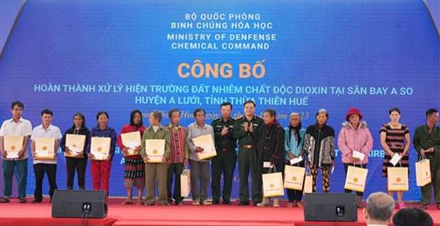 Binh chủng H&oacute;a học cũng đ&atilde; trao c&aacute;c phần qu&agrave; cho c&aacute;c gia đ&igrave;nh ch&iacute;nh s&aacute;ch, người c&oacute; c&ocirc;ng, c&aacute;c nạn nh&acirc;n da cam, học sinh ngh&egrave;o, gia đ&igrave;nh c&oacute; ho&agrave;n cảnh kh&oacute; khăn, tr&ecirc;n địa b&agrave;n x&atilde; Đ&ocirc;ng Sơn, huyện A Lưới