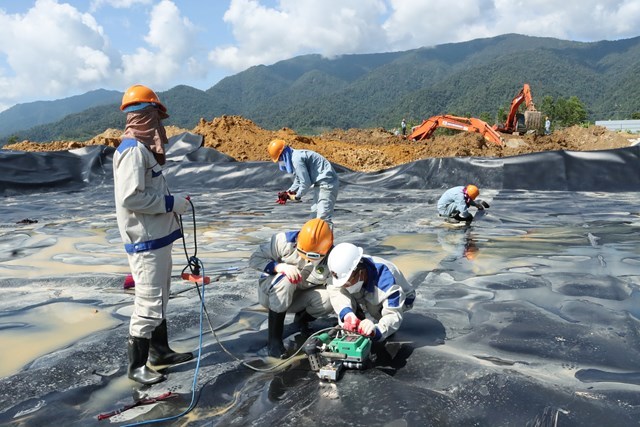 Xử l&yacute; hiện trường đất nhiễm chất độc dioxin tại s&acirc;n bay A So