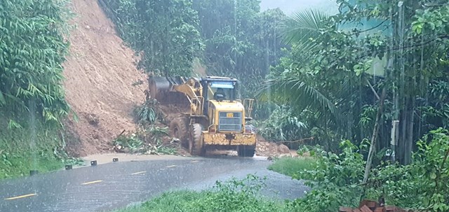 Thành phố Đà Nẵng đang huy động các lực lượng để xử lý sạt lở.