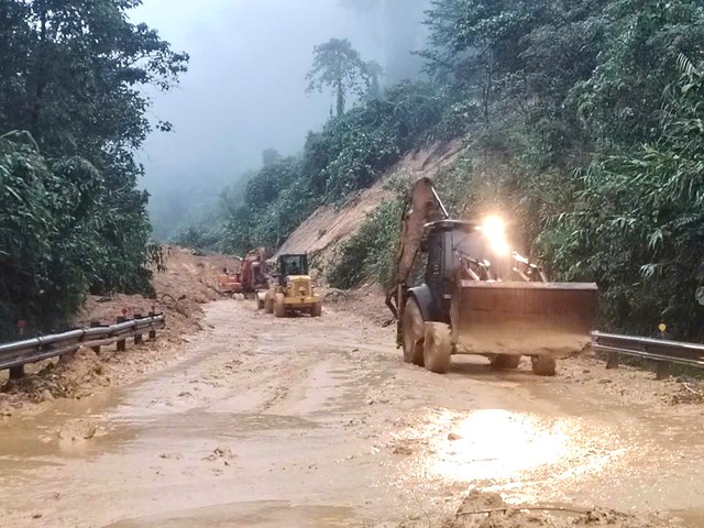 Đến s&aacute;ng 27/10, c&aacute;c đơn vị bảo tr&igrave; đ&atilde; tạm thời th&ocirc;ng xe một l&agrave;n tại một số điểm.