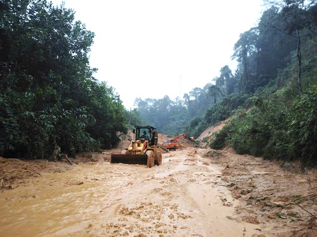 Ngay khi sự cố xảy ra, Khu Quản l&yacute; đường bộ III đ&atilde; huy động lực lượng, phương tiện, thiết bị v&agrave; nh&acirc;n c&ocirc;ng đến hiện trường để khẩn trương h&oacute;t dọn đất đ&aacute;, mở đường tạm.