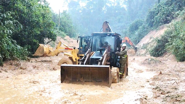 Thống k&ecirc; sơ bộ cho biết, tr&ecirc;n to&agrave;n tuyến c&oacute; 8 điểm sạt lở lớn g&acirc;y &aacute;ch tắc ho&agrave;n to&agrave;n giao th&ocirc;ng, tập trung tại khu vực đ&egrave;o L&ograve; Xo- nơi địa h&igrave;nh đồi n&uacute;i hiểm trở, thường xuy&ecirc;n chịu t&aacute;c động mạnh của mưa lớn.