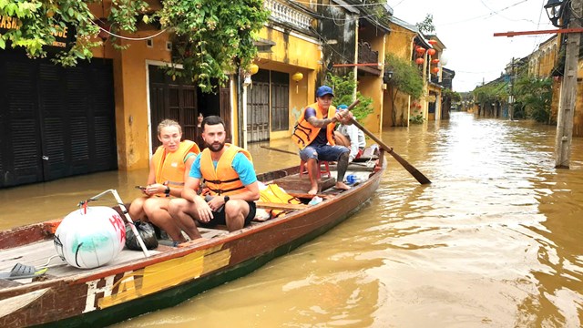 Du khách thích thú đi thuyền trên phố cổ ở Hội An.