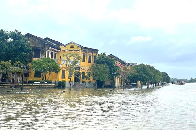 Mỗi mùa nước lũ, các tuyến đường gần sát bờ sông Hoài trở thành những con sông, khiến Hội An trở nên khác biệt trong mắt du khách.