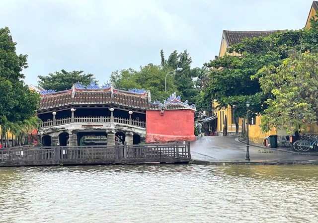 Chùa Cầu mùa nước lên.