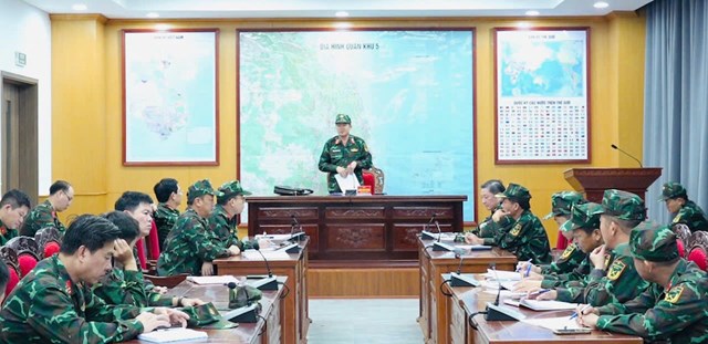 Đại tá Lương Đình Chung, Bí thư Đảng ủy, Chính ủy Quân khu chủ trì cuộc họp
