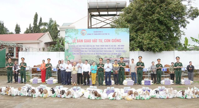 Ban lãnh đạo cùng cán bộ, chiến sĩ Công ty Cà phê 15 trao vật tư và con giống cho người dân tham gia dự án ‘Phát triển kinh tế - xã hội gắn với dân bản vùng đồng bào dân tộc thiểu số và miền núi’ thuộc Chương trình mục tiêu quốc gia 2024-2025.