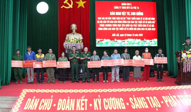 Lãnh đạo và cán bộ Công ty Cà phê 15 trao tượng trưng vật tư, con giống cho đồng bào tham gia dự án, khẳng định sự đồng hành cùng cộng đồng.