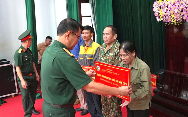 Ông Lê Trung Thành, Giám đốc Công ty TNHH MTV Cà phê 15, trao bảng tượng trưng hỗ trợ vật tư, con giống cho bà con tham gia dự án.