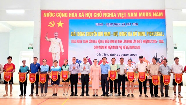 Cùng với phát triển kinh tế, xã Cát Tiên chú trọng nâng cao văn hóa, giáo dục, y tế, bảo đảm an sinh xã hội, quản lý tài nguyên và môi trường, đồng thời chủ động phòng chống thiên tai.